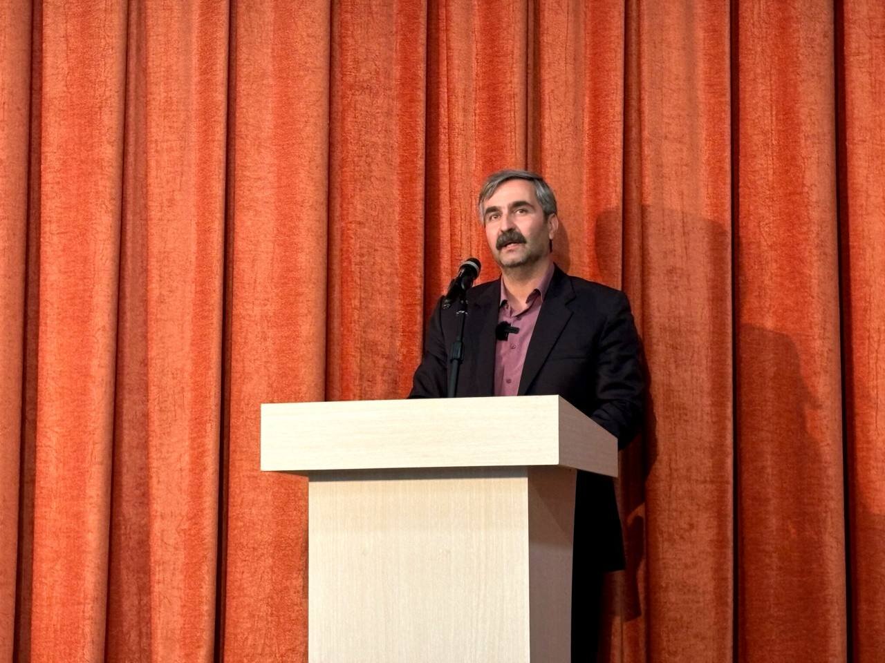 معاون فرماندار سنندج: تأمین امنیت شغلی اتش‌نشانان ضروری است