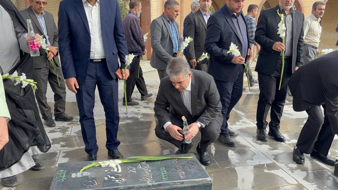 معاون وزیر میراث فرهنگی به مقام شامخ شهدای بیجار ادای احترام کرد
