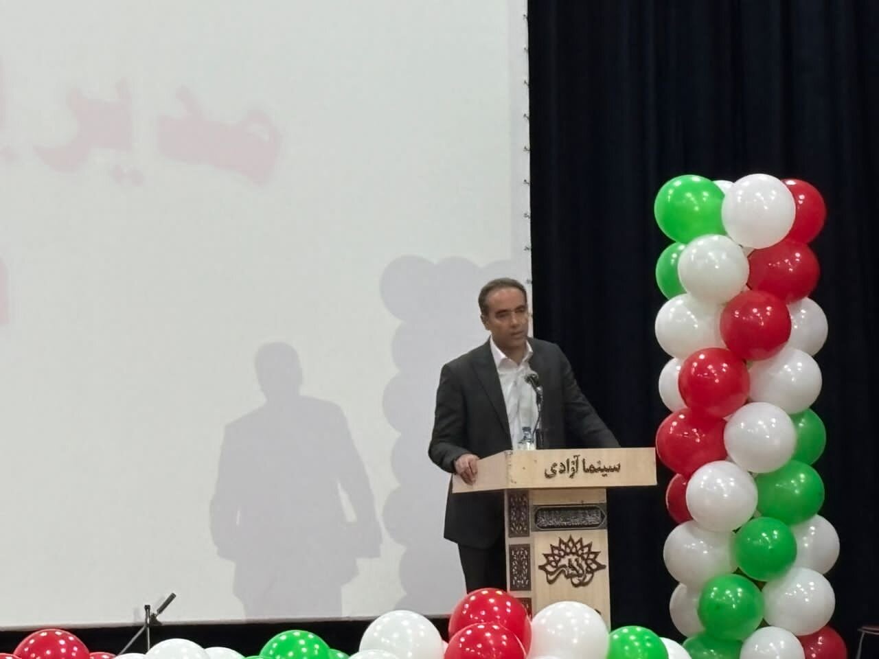 معلمان با تعهد و عشق مسیرهای سخت را برای تعلیم نسل آینده طی میکنند