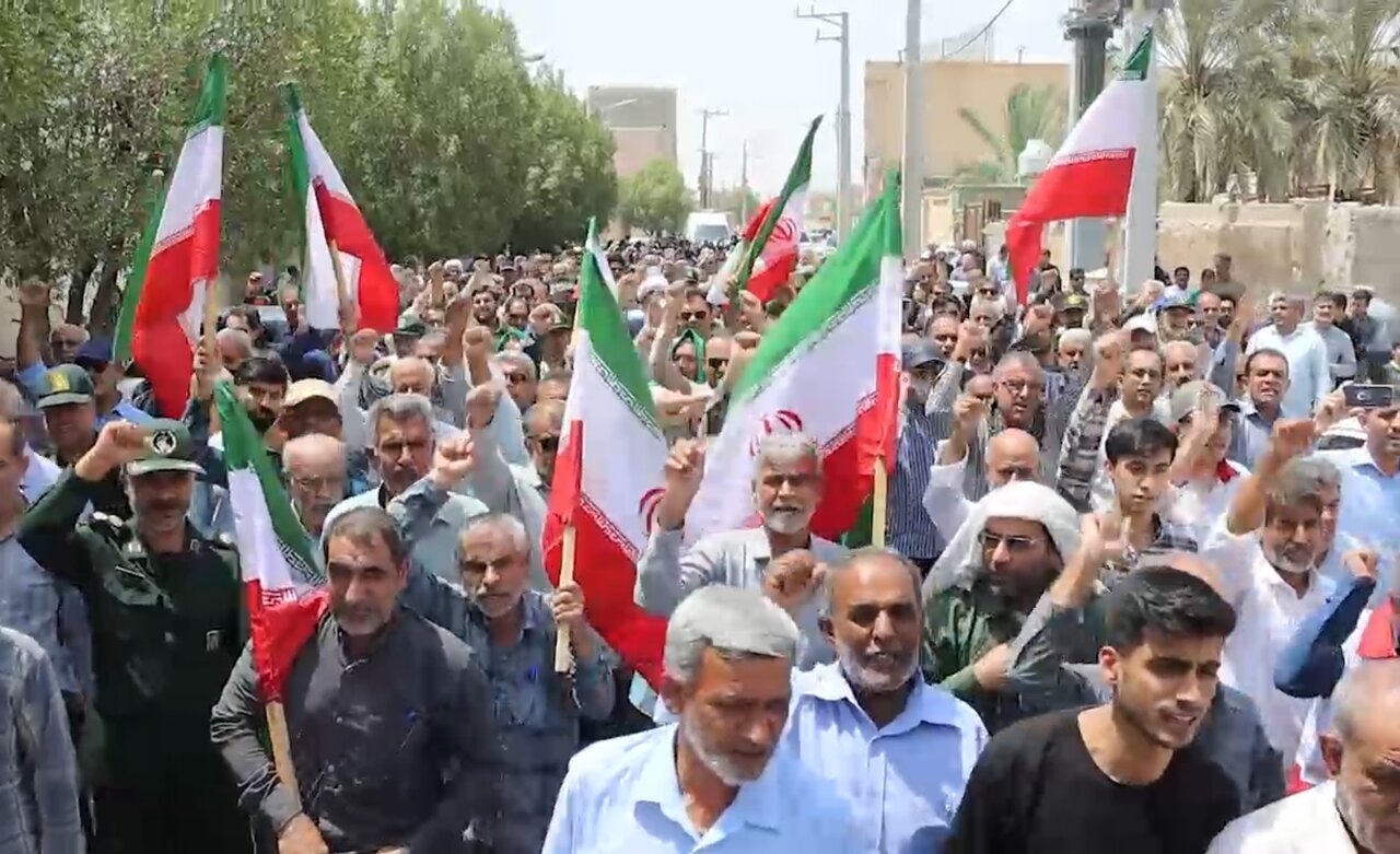 ملت ایران با مقاومت در برابر دشمنان ایستادگی می‌کنند