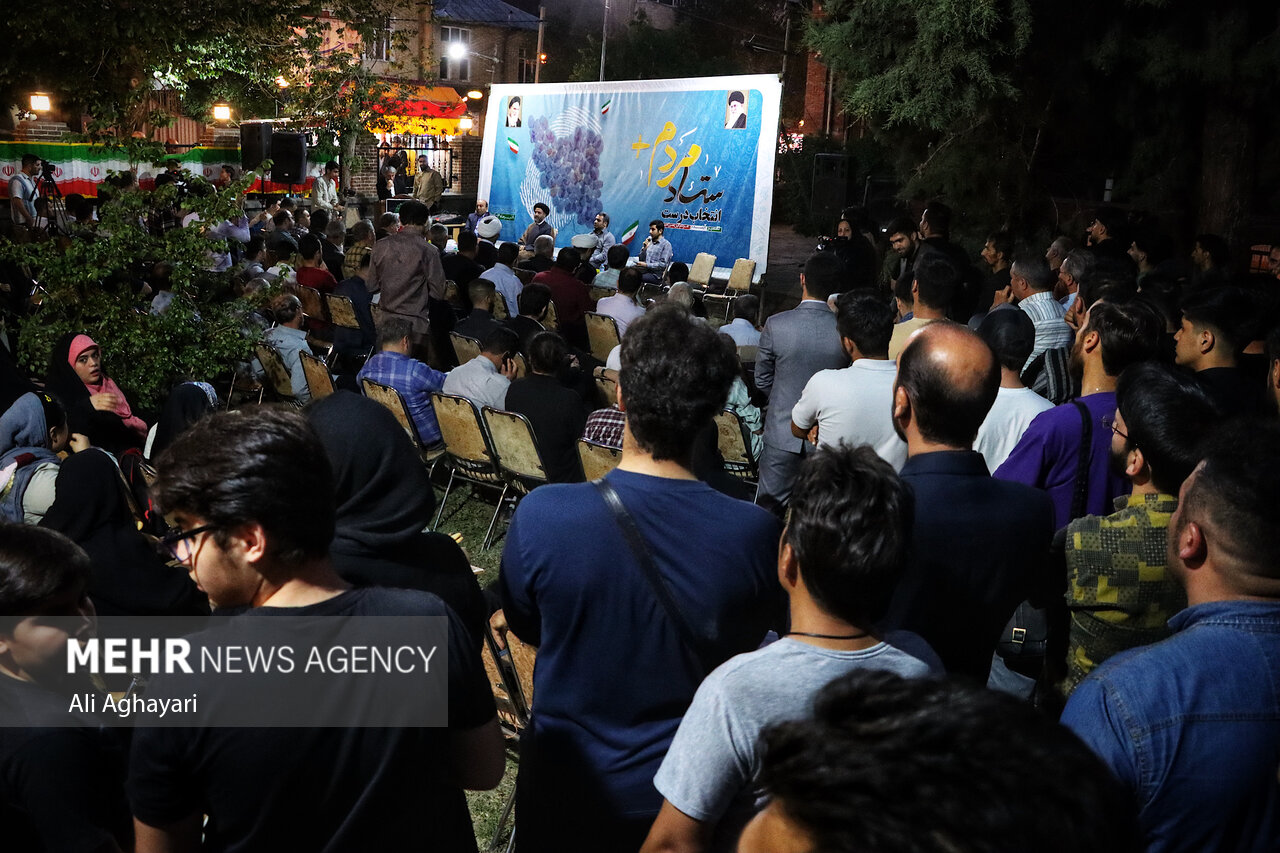 مناظره نمایندگان ستادهای نامزدهای انتخابات در ستاد دانشجویی
مردم