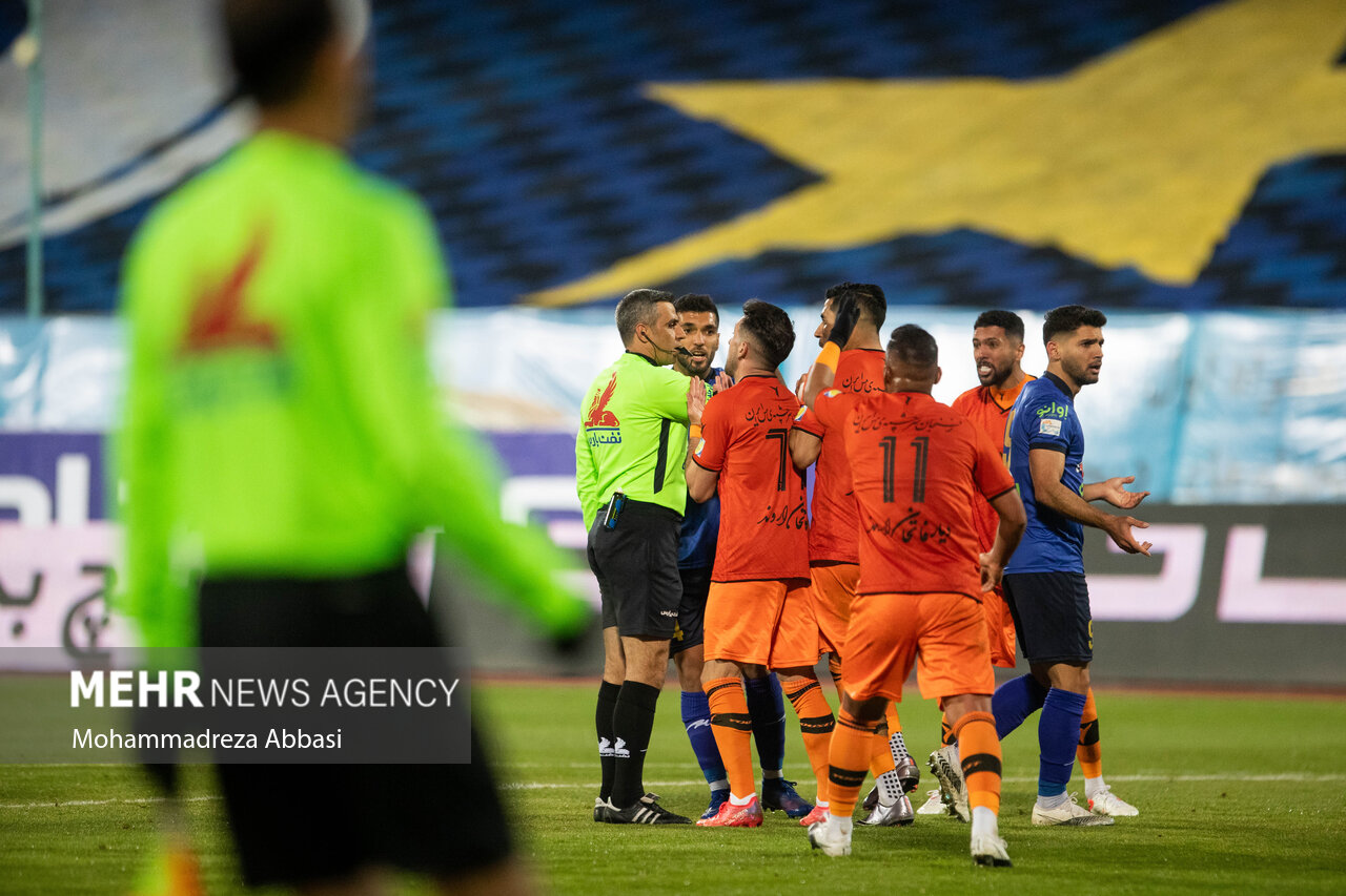 منصوریان و حاجملک داوران پرسپولیس و استقلال در هفته پانزدهم