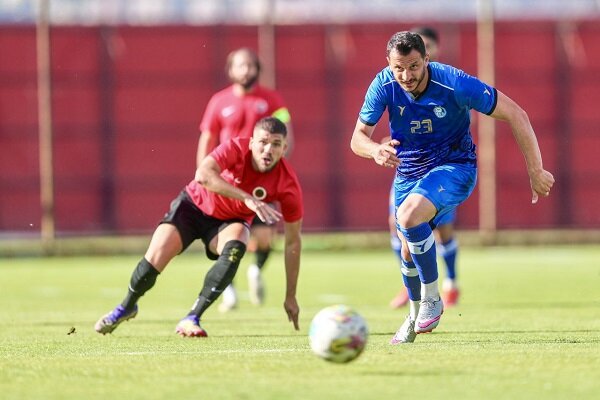 مهاجم استقلال بر سر دو راهی تصمیم مهم/ دوری طولانی مدت از فوتبال!