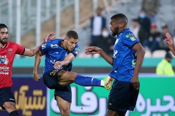 مهاجم استقلال طلسم ۵۳ ساله این تیم را شکست