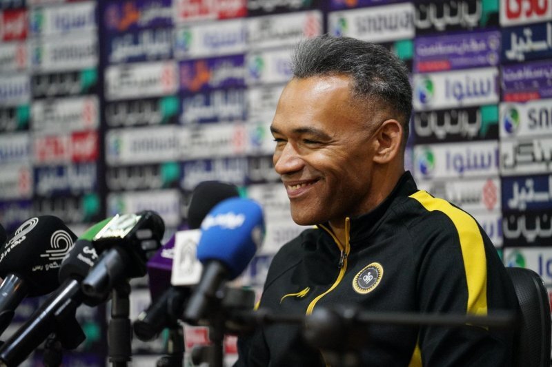 مورایس در سپاهان میماند