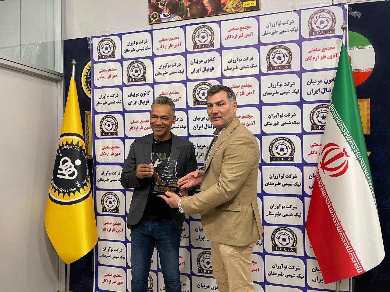 مورایس سرمربی سپاهان عنوان برترین مربی ماه ایران را کسب
کرد