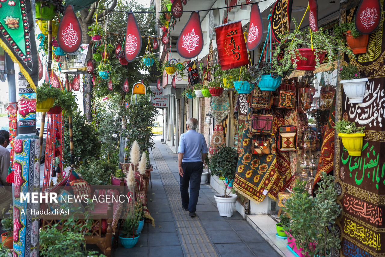 موکبی کوچک وسط ساختمانهای اداری و تجاری پایتخت