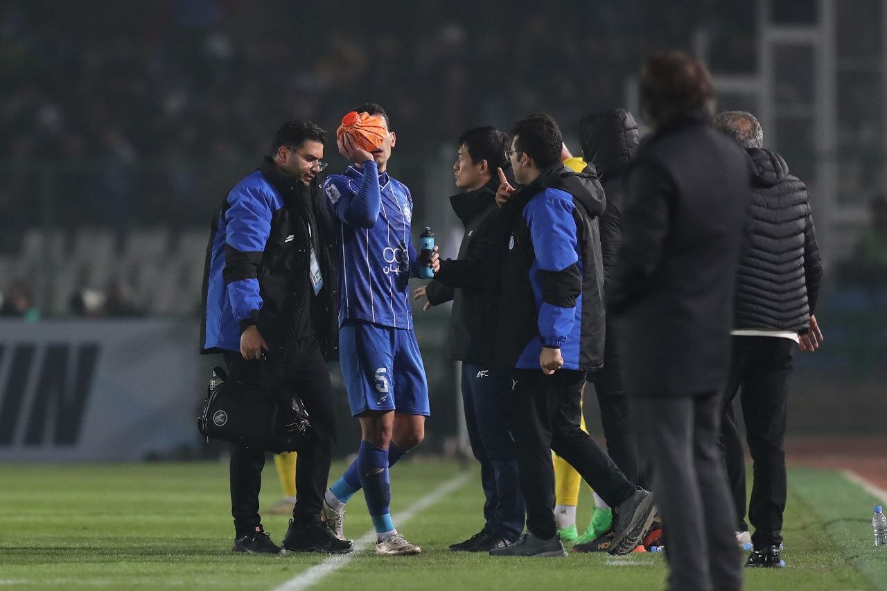 ناراحتی هواداران استقلال از بازیکنان/ بطری آب سهم آبیها شد