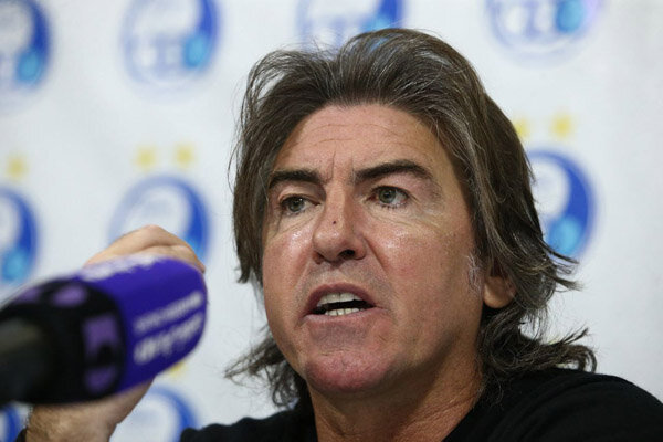 ناچارم برخی بازیکنان را بیرون بگذارم/ به دربی فکر نمیکنم