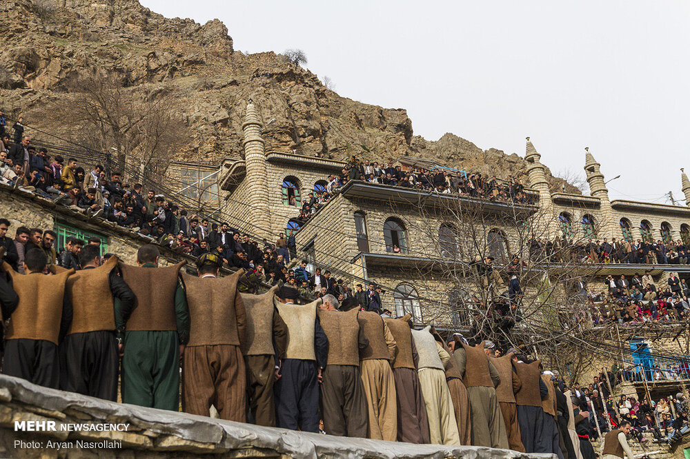 نجوای ذاکران اورامان در آیین باستانی پیرشالیار