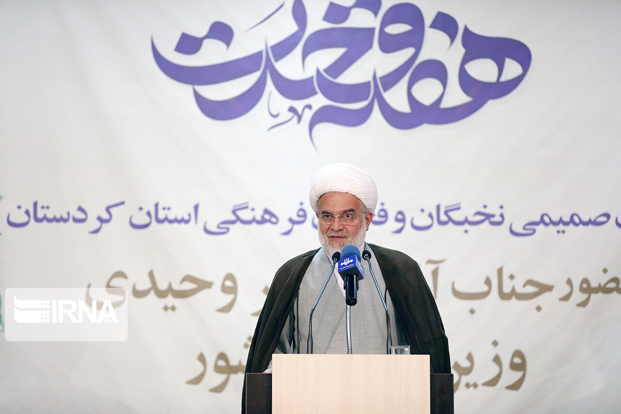 نخبگان در راستای تبیین اهداف دشمن و آگاهسازی قشر جوان کوتاهی نکنند