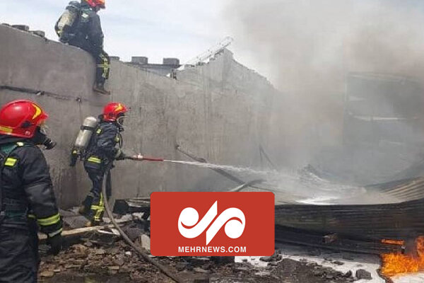 نخستین تصاویر از آتش‌سوزی در انبار چسب در محدوده بازارتهران