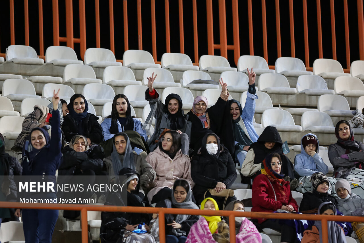 نخستین حضور بانوان هوادار نساجی در ورزشگاه