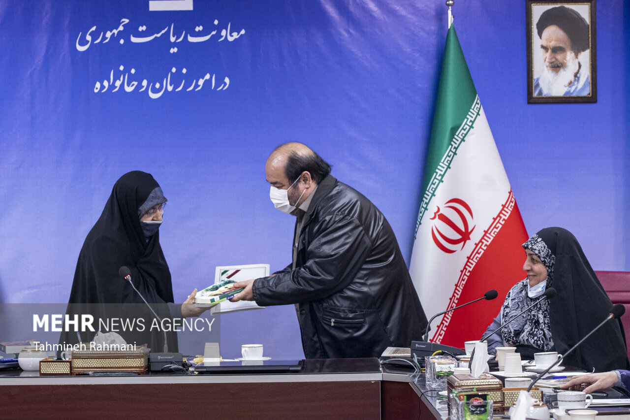 نشست تجلیل از نویسندگان عرصه ادبیات