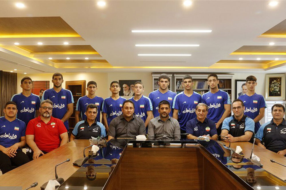 نشست علیرضا دبیر با اعضای تیم کشتی آزاد نوجوانان