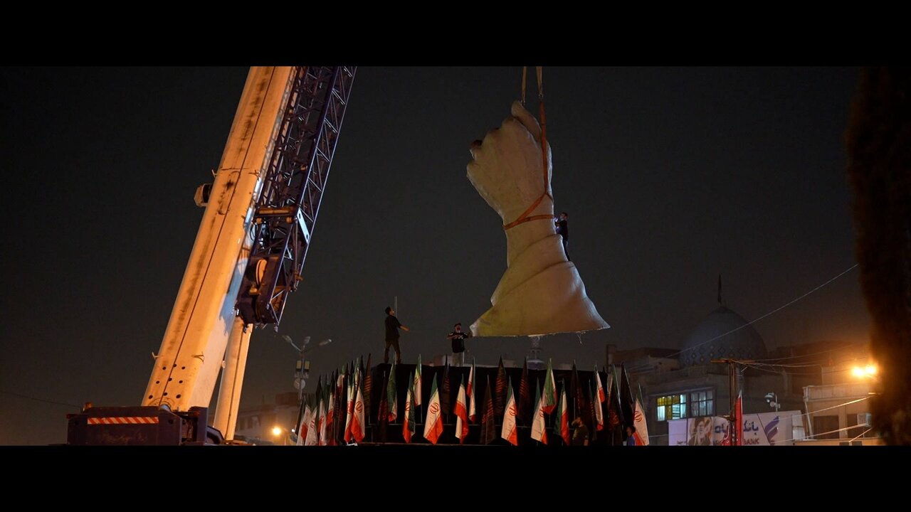 نصب المان «مشت گرهکرده» در میدان انقلاب تهران