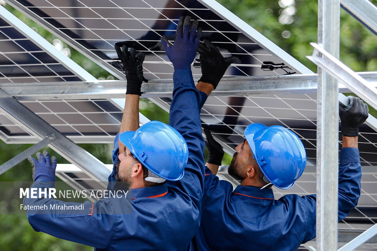 نصب نیروگاه خورشیدی در بوستان سرخهحصار تهران