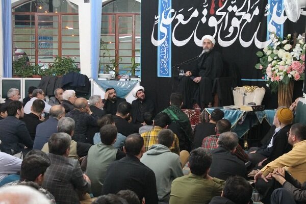 نظام سرمایه داری با ایجاد نیاز کاذب به دنبال انحراف بشراست