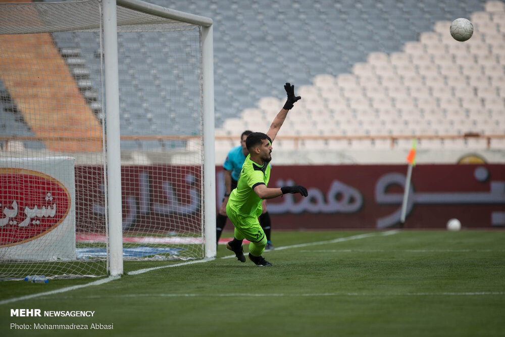 نفت آبادان یک دروازه بان جذب کرد