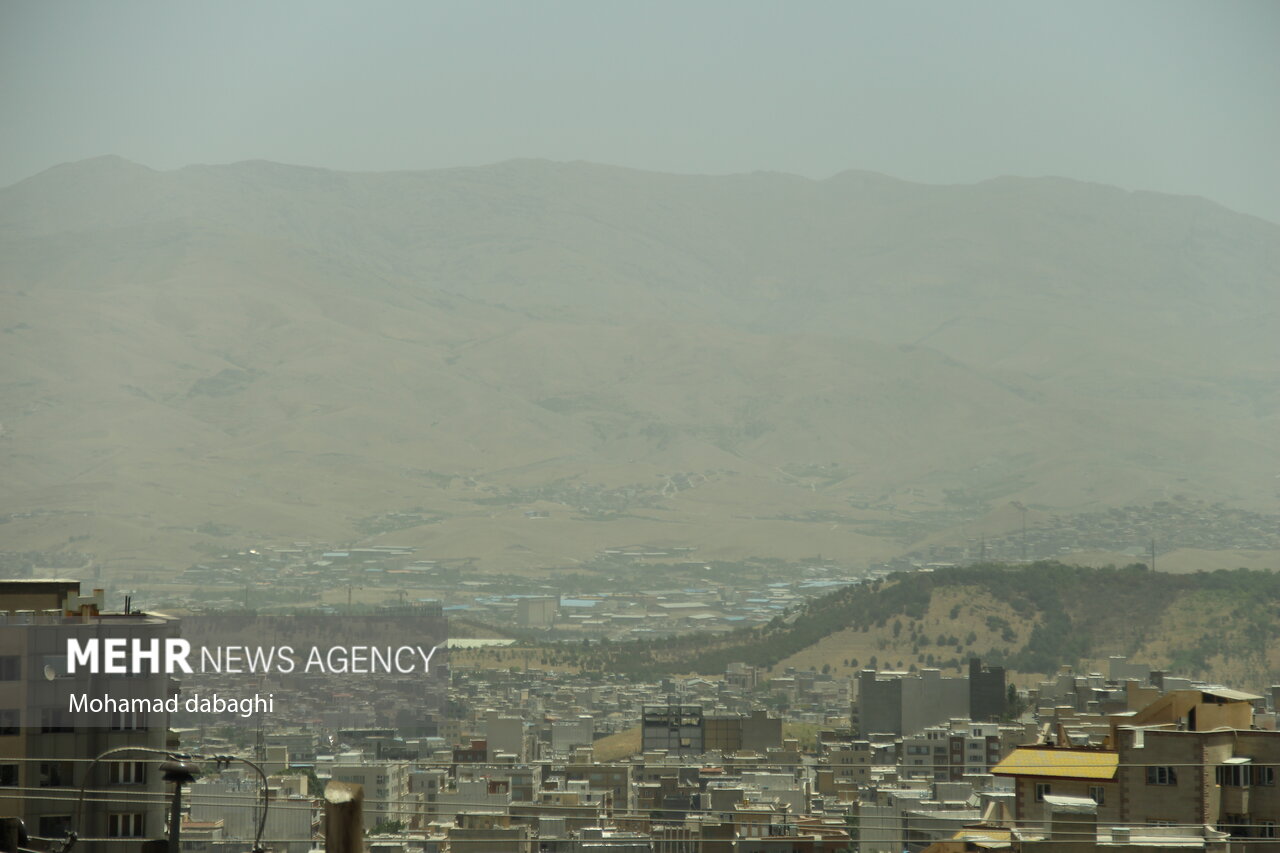 نفوذ گرد و غبار به غرب کشور/وزش باد شدید در تهران