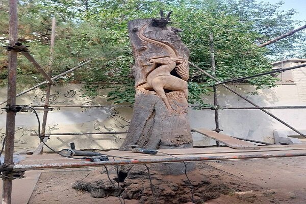 نقش آفرینی بر تنه درختان خشک باغ فردوس در آستانه غدیر