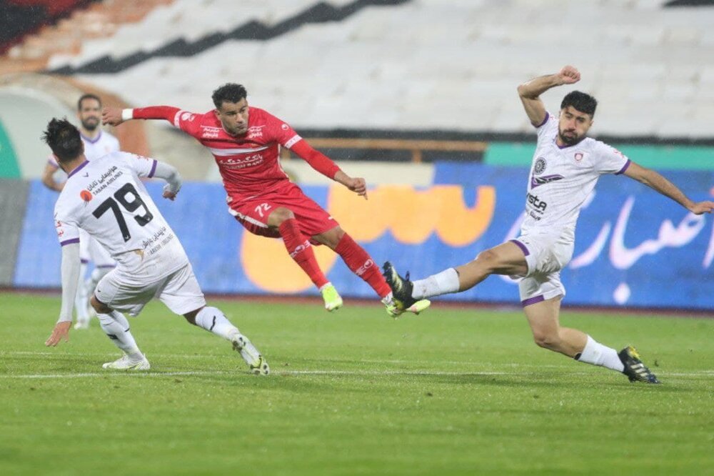 نقش بستن «یا زهرا» بر سکوهای آزادی/ اعتراض به گل های پرسپولیس