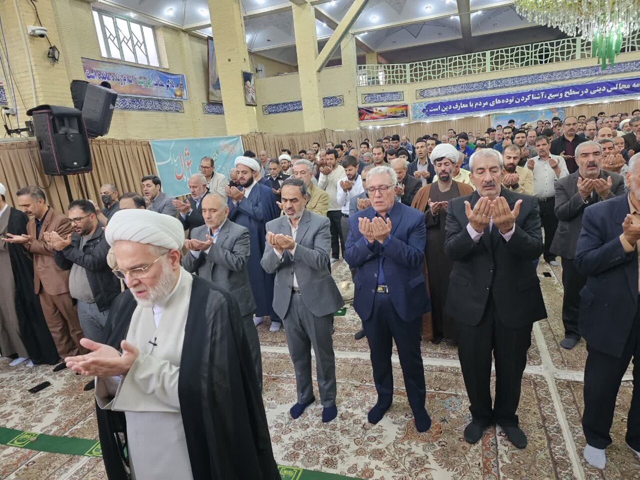 نماز عید سعید فطر در حسینیه سنندج اقامه شد