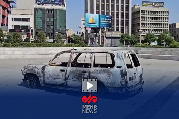 نمایش آمبولانس هدف‌ قرار گرفته‌ شده توسط رژیم صهیونیستی در میدان ۷ تیر