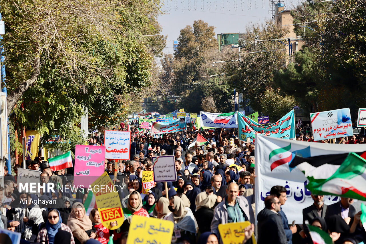 نمایش اقتدار و شعور استکبارستیزی آذری ها؛دانش آموزان: پای انقلاب هستیم