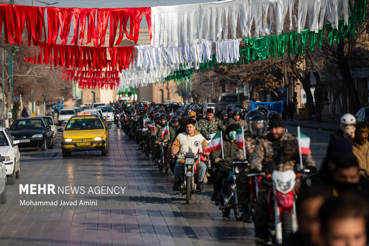 نمایش تصاویری از جشن‌های پیروزی انقلاب اسلامی در پایتخت