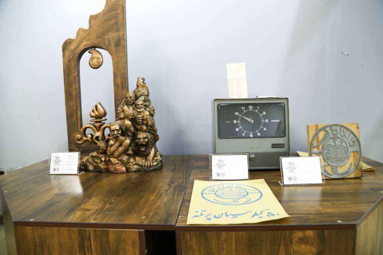 نمایش تک اثر از ۲۵ موزه/از کیسه بیت المال تا عینک شهیدمطهری