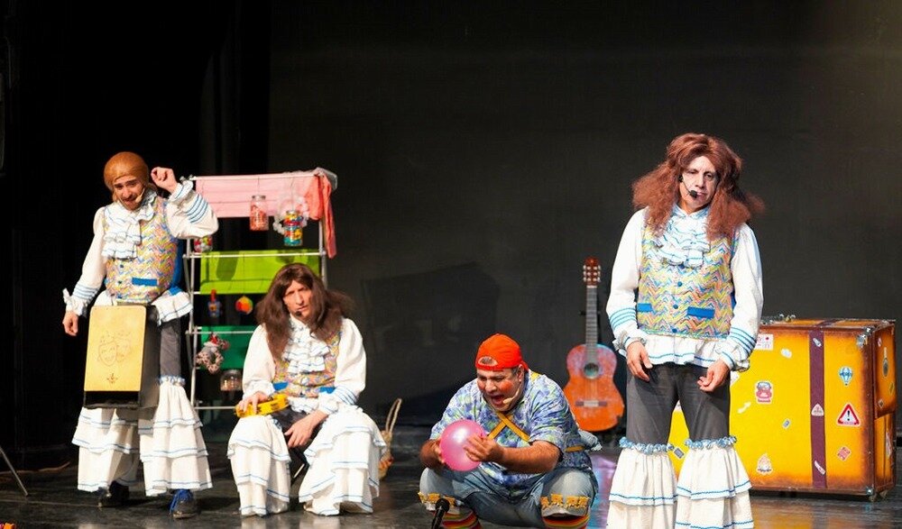 نمایش «دورهگردها» در سنندج؛ خلق لحظاتی شاد و آموزنده برای کودکان