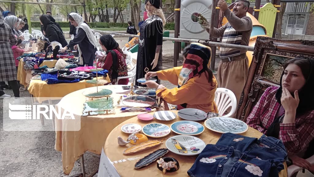 نمایشگاه صنایع دستی بانوان کارآفرین در سقز برپا شد