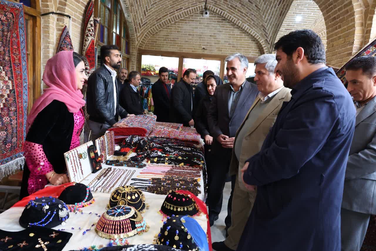 نمایشگاه و بازارچه صنایعدستی ویژه شب چله در سنندج برپا شد