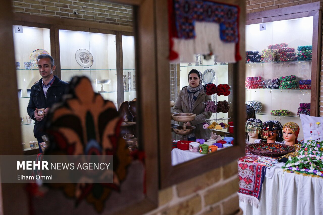نمایشگاه و بازارچه صنایع‌دستی ویژه شب یلدا در سنندج