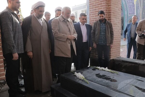 نماینده رهبر انقلاب به مقام شهدای ارومیه ادای احترام کرد