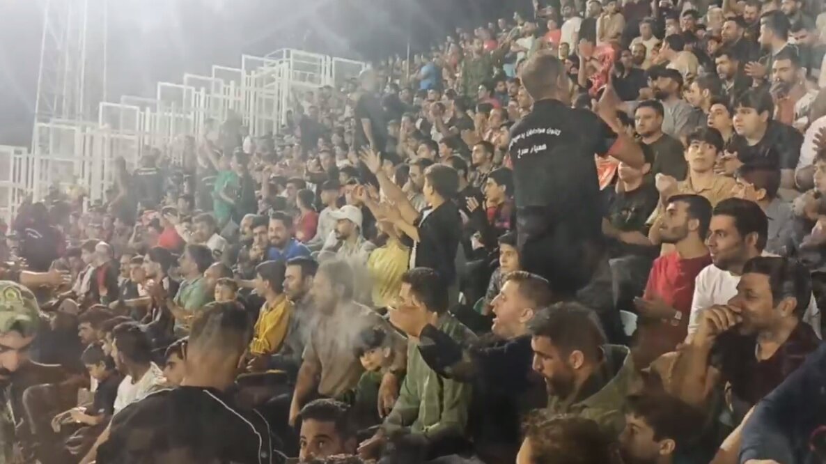 نمایی از هواداران پرسپولیس در ورزشگاه تختی خرم‌آباد
