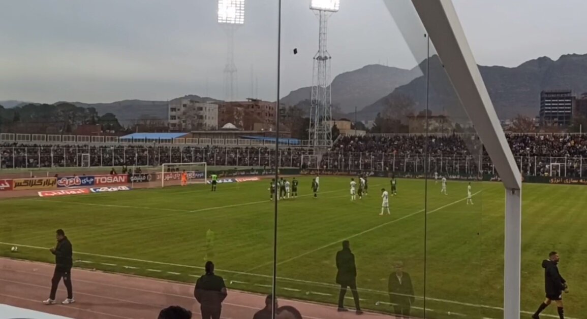 نمایی از گل استقلال از روی نقطه پنالتی