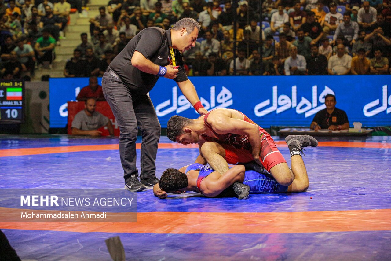 نمی‌توانیم با کشتی‌گیران جوان مذاکره کنیم/ فدراسیون برخوردکند