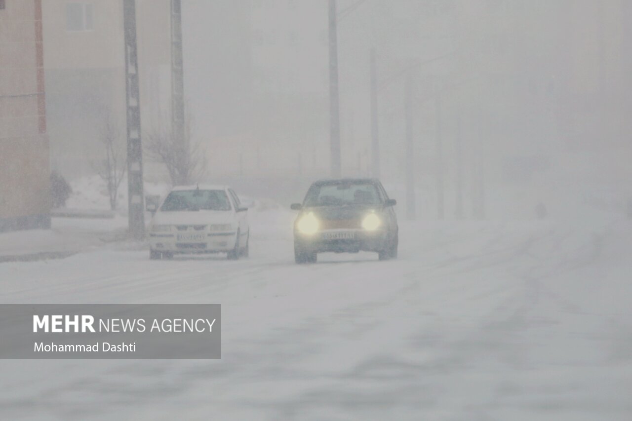 نویدی نیا: کولاک در محورهای مهاباد؛ تردد فقط با زنجیرچرخ امکانپذیر است