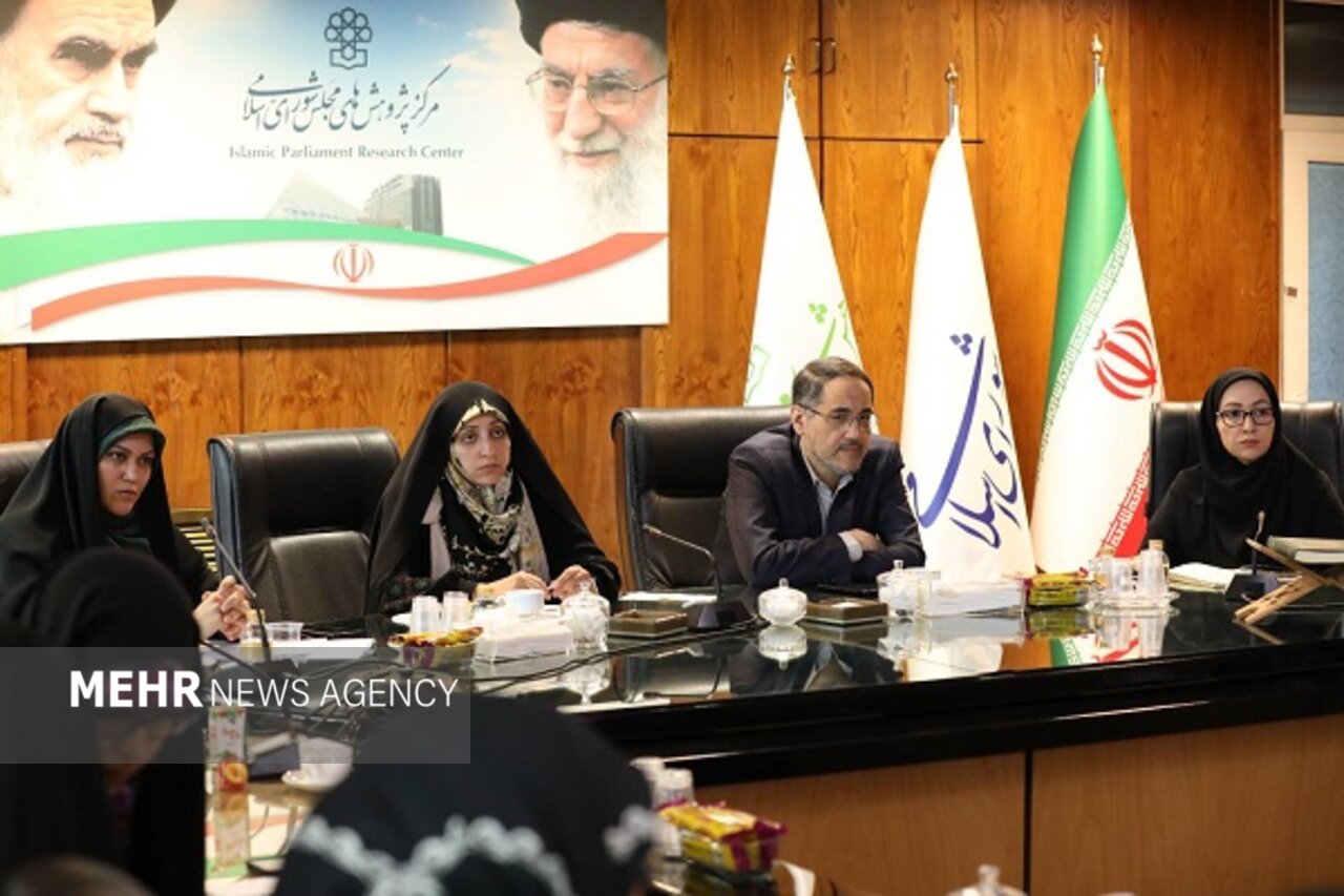 نگاهداری: مدیریت زنانه می‌تواند مبنای تحول حکمرانی در کشور باشد