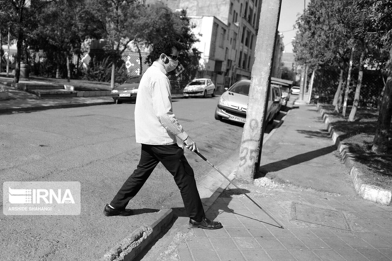 نگاهم کن، من هم عضوی از این جامعه ام