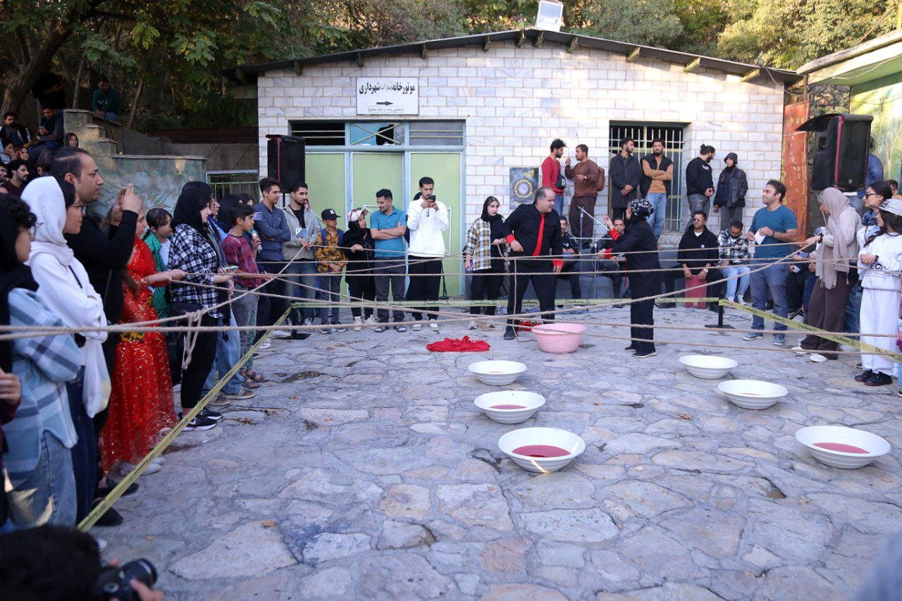 نگاهی به اجراهای روز نخست جشنواره بین المللی تئاتر خیابانی مریوان