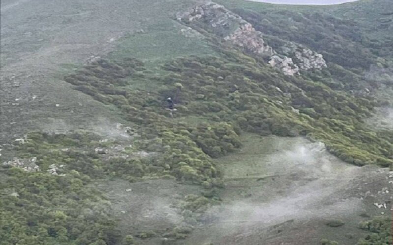 نیروهای امدادی به بقایای بالگرد رسیدند+فیلم