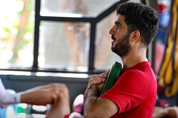 هافبک پرسپولیس دیدار با فولاد را از دست داد