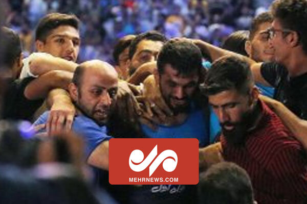 هجوم ناگهانی طرفداران حسن یزدانی به روی تشک کشتی