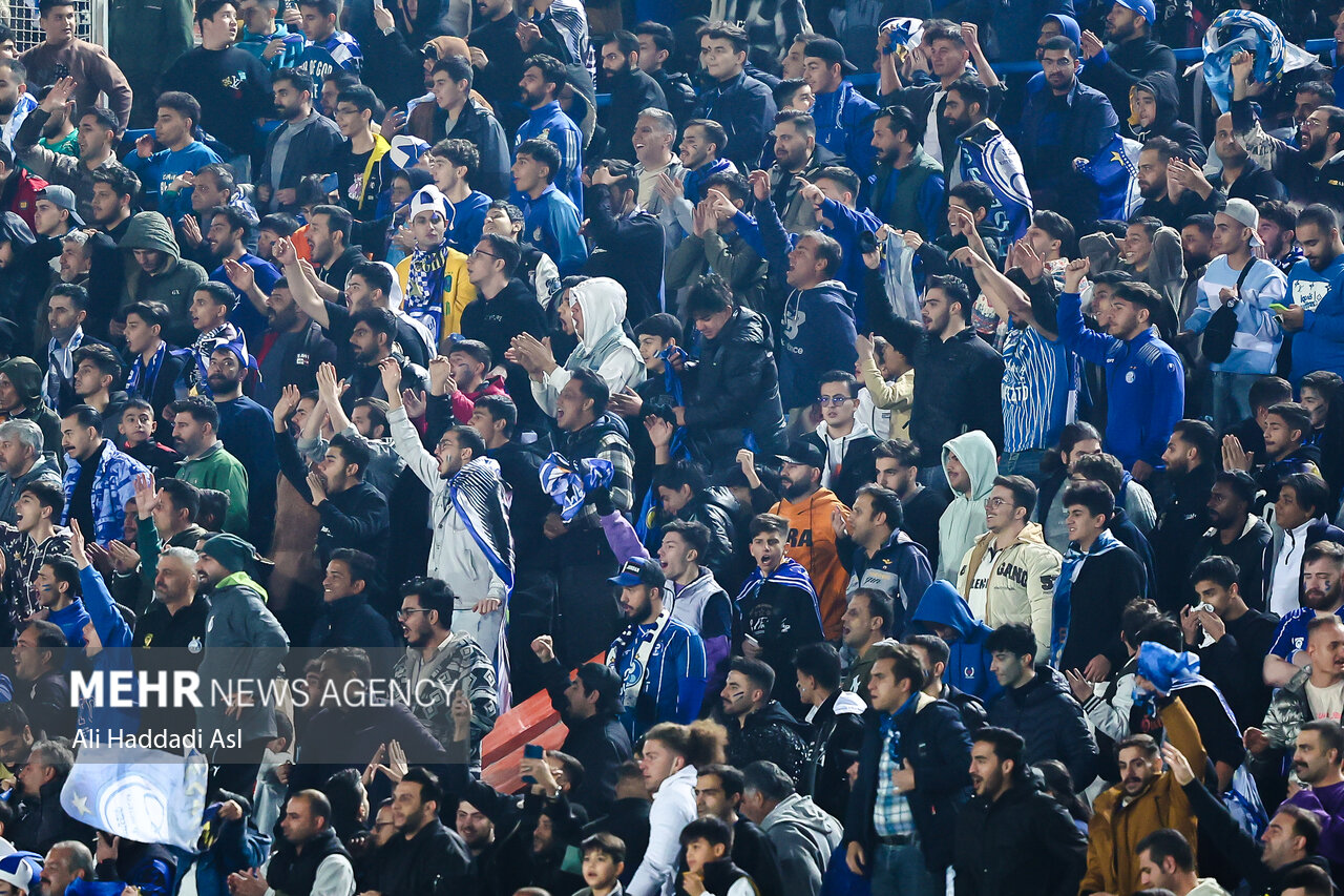 هجوم هواداران استقلال صدای ساپینتو را درآورد/دو مصدوم در کاروان آبیها