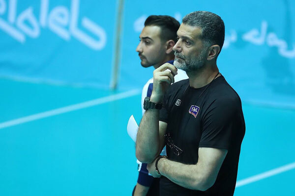 هدفمان قهرمانی در خاک ایران است/ دست تماشاگران رامی‌بوسم