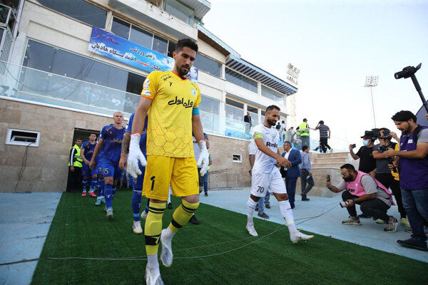 هر وقت استقلال به صدر جدول می‌رسد اشتباهات داوری شروع می‌شود!