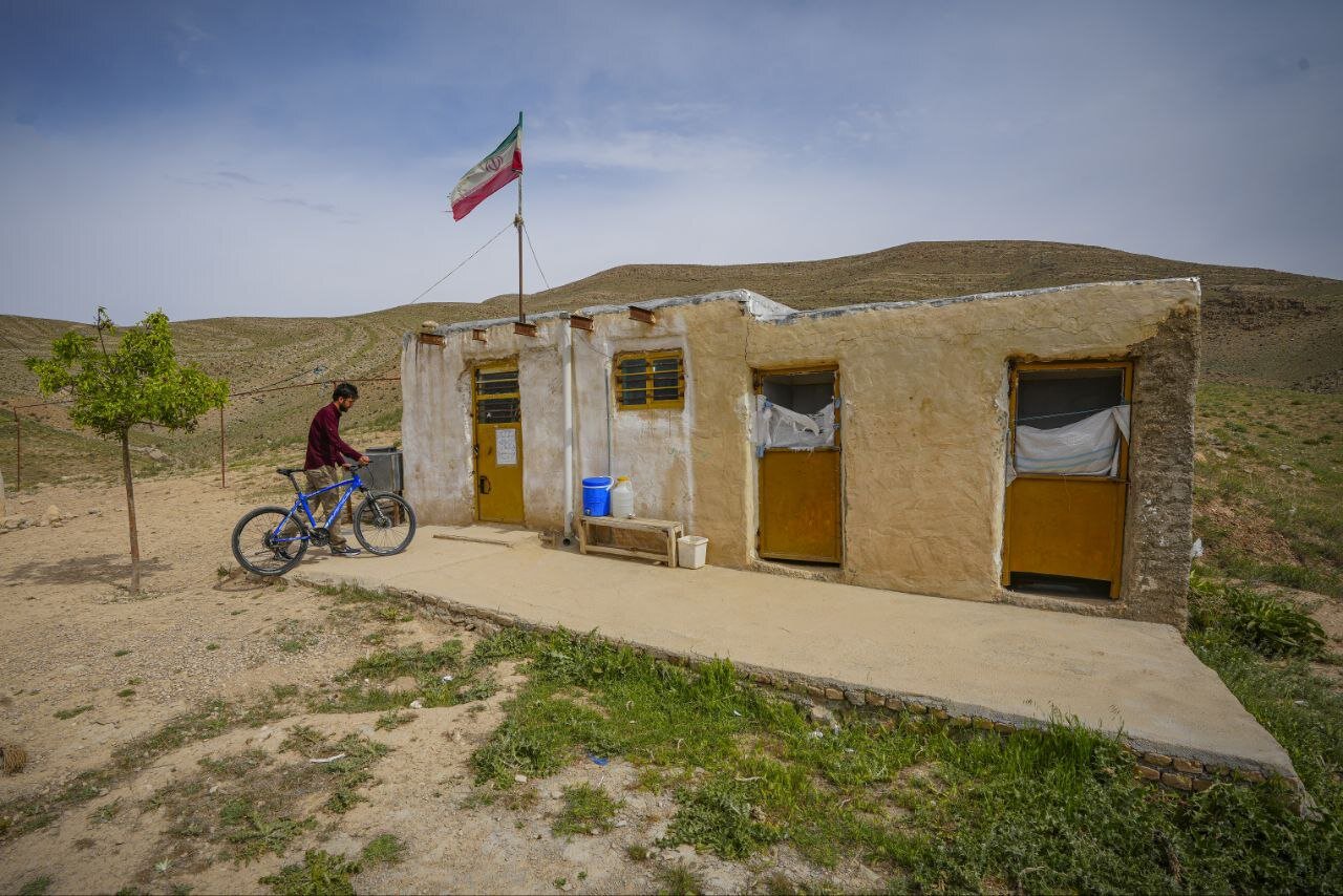 هرروز با دوچرخه برای دانشآموزان آب میبرم/ محرومیتها ادامه دارد